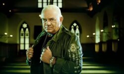 UDO DIRKSCHNEIDER: Τραγουδά για πρώτη φορά στη μητρική του γλώσσα, τα γερμανικά!