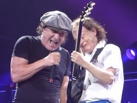 AC/DC: Κινδυνεύει να μείνει τελείως κουφός ο Brian Johnson,η μπάντα θα βρει αντικαταστάτη για το μικρόφωνο για το υπόλοιπο της περιοδείας