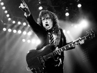 Ο Angus Young, κλείνει τα 61! Rock n Roll,κοντά παντελονάκια & μια μεγάλη επιρροή για πολλούς κιθαρίστες!