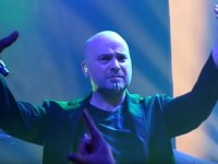 Ο τραγουδιστής των DISTURBED φωνάζει σε οπαδό που έστελνε SMS κατά τη διάρκεια συναυλίας!