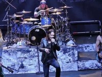 STEEL PANTHER & MYLES KENNEDY παίζουν επί σκηνής AC/DC!