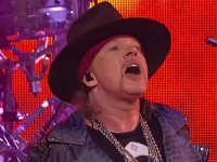 AXL ROSE: Έσπασε το κόκκαλο του ποδιού του κατά τη διάρκεια live των Guns N Roses