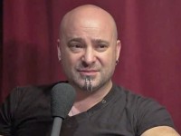 DAVID DRAIMAN: Απολογείται στην οπαδό που επίπληξε στη συναυλία τους στο Dallas