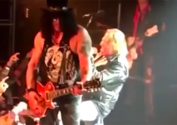 Δείτε την επανένωση των GUNS N’ ROSES που πραγματοποιήθηκε στο Trobadour