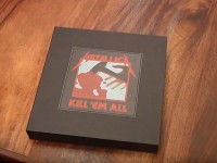 METALLICA: Δείτε τον James Hetfield να ανοίγει το box set της επανακυκλοφορίας του “Kill ’em All”