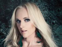 Liv Kristine: “Δεν το πιστεύω ότι οι Leaves’s Eyes με έδιωξαν και με αντικατέστησαν πίσω από την πλάτη μου!”