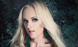 Liv Kristine: “Δεν το πιστεύω ότι οι Leaves’s Eyes με έδιωξαν και με αντικατέστησαν πίσω από την πλάτη μου!”