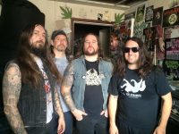 MUNICIPAL WASTE: Παίρνουν θέση κατά του Donald Trump με το νέο τους μπλουζάκι