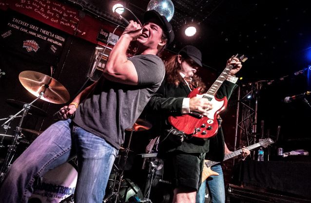 Κι άλλη tribute μπάντα στους AC/DC ισχυρίζεται πως ο τραγουδιστής τους έκανε audition μαζί τους