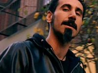 SERJ TANKIAN: Ακούστε το νέο του τραγούδι “Artsakh”- ύμνος αλληλεγγύης στους Αρμένιους