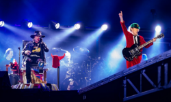 Δείτε ολόκληρη τη πρώτη συναυλία των AC/DC με τον AXL στο μικρόφωνο!