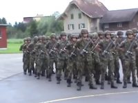 Διμοιρία στρατιωτών κάνει επίδειξη, τραγουδώντας ταυτόχρονα το We will Rock You!