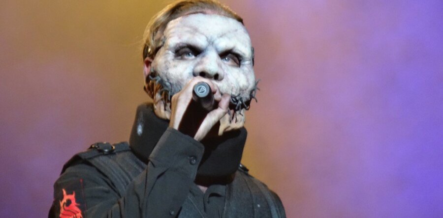 Corey Taylor (SLIPKNOT): Δίνει το πρώτο του live μετά την εγχείρηση φορώντας νάρθηκα