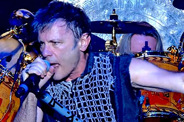 IRON MAIDEN: Στη σκηνή χωρίς τον Bruce, ο οποίος τραγουδάει από τα παρασκήνια!