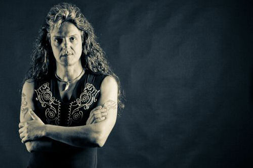 ΓΙΩΡΓΟΣ ΓΑΚΗΣ: Παίζει και τραγουδάει live από το σπίτι του!