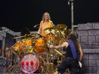 Γενέθλια για τον τεράστιο Nicko McBrain, που δηλώνει αρρωστάκι με την Ελλάδα!