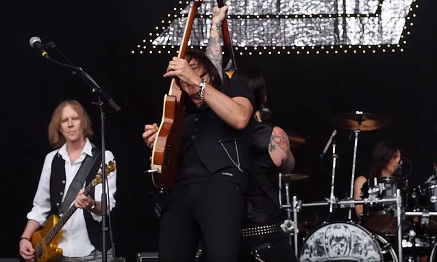 THIN LIZZY: Στην σκηνή μαζί με τον μπασίστα των AEROSMITH & τον drummer των JUDAS PRIEST!