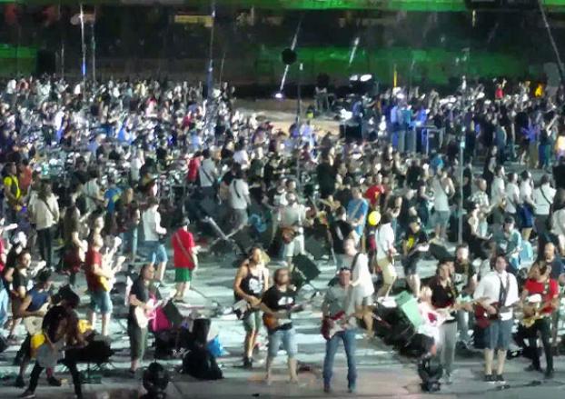 1200 μουσικοί παίζουν το “Smells Like Teen Spirit” των Nirvana!