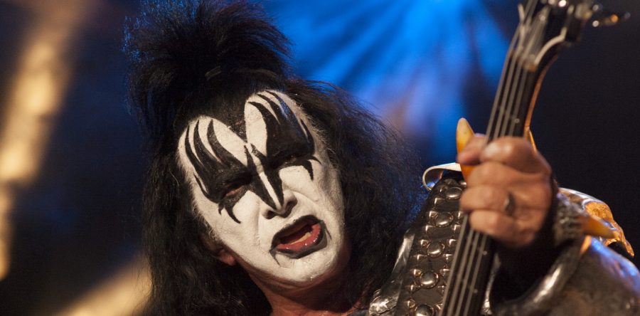Gene Simmons: Δείτε τον frontman των KISS να πέφτει στη σκηνή