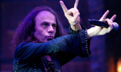 Σαν σήμερα γεννήθηκε ο μοναδικός Ronnie James DIO!