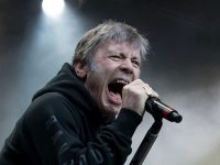 BRUCE DICKINSON:Θα συμμετάσχει μαζί τον γιό του σε αγώνες αυτοκινητού για φιλανθρωπικό σκοπό!