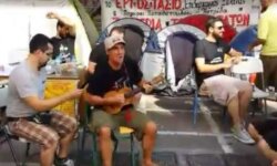MANU CHAO: Εμφάνιση στο Παγκράτι & αλληλεγγύη σε εργάτες της ΒΙΟΜΕ έξω από το Υπουργείο Εργασίας
