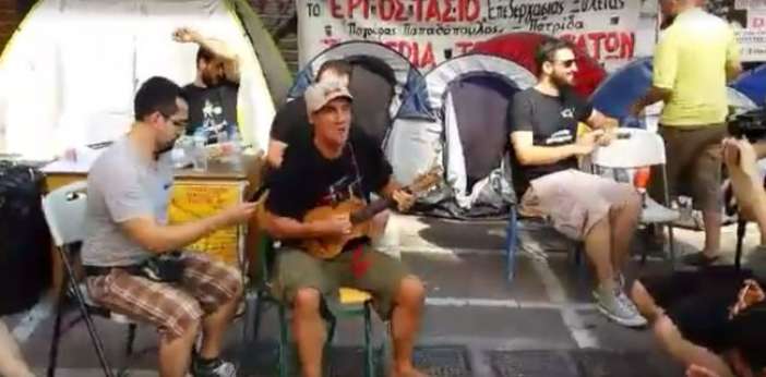 MANU CHAO: Εμφάνιση στο Παγκράτι & αλληλεγγύη σε εργάτες της ΒΙΟΜΕ έξω από το Υπουργείο Εργασίας