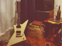 ΠΩΛΕΙΤΑΙ!!! Hλεκτρική κιθάρα ESP LTD EX-400 σε χρώμα Olymbic White, James Hetfield style Explorer με μαγνήτες EMG 81/60.