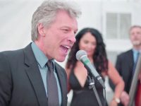 JON BON JOVI: Tραγουδά σε γάμο το “Livin’ On A Prayer” (VIDEO).