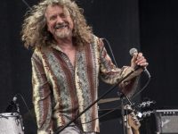 Δείτε τον ROBERT PLANT να παίζει το “Immigrant Song” των LED ZEPPELIN για πρώτη φορά μετά το 1996