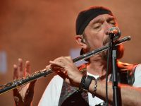 Γενέθλια για τον σπουδαίο Ian Anderson, ο οποίος κλείνει σήμερα τα 75 του χρόνια!