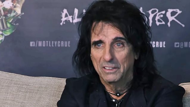 ALICE COOPER: Κριτικάρει τους rock stars που ασχολούνται με την πολιτική
