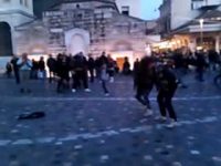 Μεταλλάδες επιδίδονται σε ανελέητο headbanging υπό τους ήχους μιας ορχήστρας πνευστών στο Μοναστηράκι!