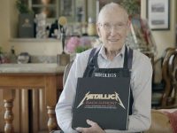 Ο πατέρας του Cliff Burton παίρνει το δικό του αντίτυπο του Metallica: Back To The Front! (Βίντεο)