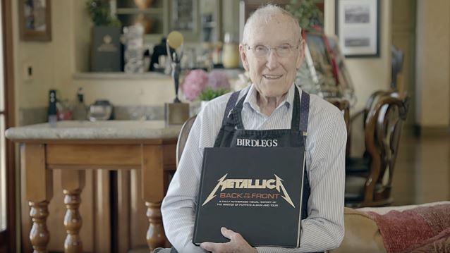 Ο πατέρας του Cliff Burton παίρνει το δικό του αντίτυπο του Metallica: Back To The Front! (Βίντεο)