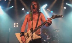 AIRBOURNE: Έπεσε από την σκηνή ο frontman Joel O’Keeffe