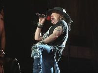 AXL ROSE: Η ευγενική και καλόκαρδη προσφορά του, σε μια κοπέλα που έπεσε θύμα ρατσισμού!