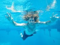 Το μωρό στο εξώφυλλο των NIRVANA ξαναφωτογραφίζεται για το άλμπουμ 25 χρόνια μετά!
