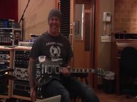 JAMES HETFIELD: Εμφανίστηκε στις πρόβες των METALLICA φορώντας μπλούζα “ΜΟΛΩΝ ΛΑΒΕ”!