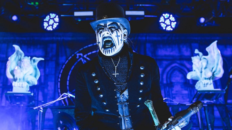 KING DIAMOND:”Ο σατανισμός σου δίνει την δυνατότητα να εξερευνήσεις τις αρμοδιότητες του αγνώστου-μεταφυσικού,το οποίο έχω δει πολλές φορές”
