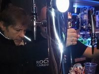 Ο BRUCE DICKINSON σέρβιρε μπύρες στους πελάτες ενός μπαρ στο Cardiff!