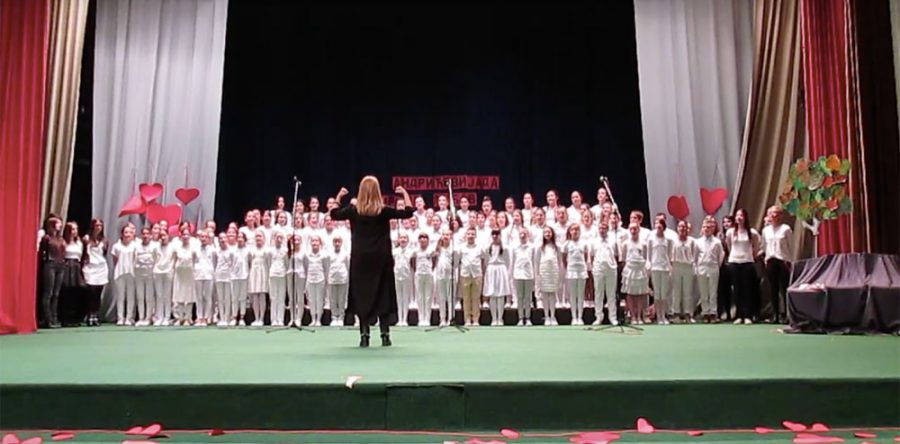 Χορωδία σε δημοτικό σχολείο τραγουδά το “Heart Of Steel” των MANOWAR!