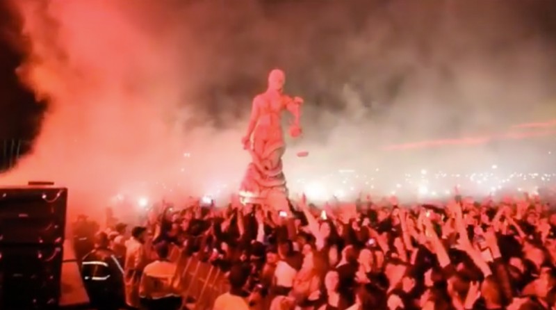METALLICA: Μια replica του αγάλματος Doris από το album “And Justice For All” σήκωσαν οπαδοί, στο show τους στην Κολομβία!