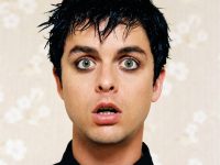 GREEN DAY: Ο Billie Joe Armstrong απαντάει στα χιουμοριστικά σχόλια στο Twitter για το τραγούδι “Wake Me Up Till September Ends”
