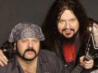 VINNIE PAUL: Ο Dimebag έγραφε αρκετά από τα riffs στην τουαλέτα, γι’αυτό τα αποκαλούσε “The Shit”