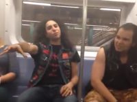Τρελαμένοι Metalheads στο μετρό της Νέας Υόρκης κάνουν air drumming.