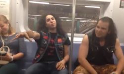 Τρελαμένοι Metalheads στο μετρό της Νέας Υόρκης κάνουν air drumming.