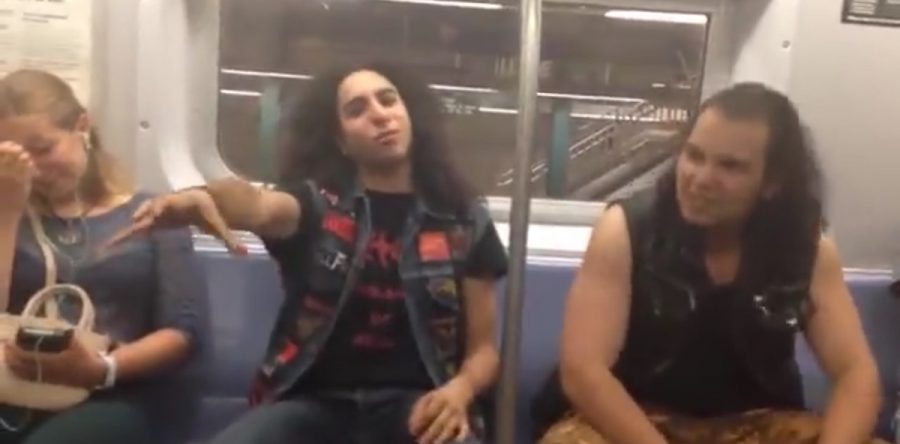 Τρελαμένοι Metalheads στο μετρό της Νέας Υόρκης κάνουν air drumming.
