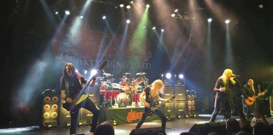 SAXON: Η πρώτη επίσημη εμφάνιση του Έλληνα μπασίστα Gus Macricostas με τη μπάντα!