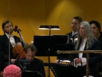 H Patti Smith τραγουδά στα βραβεία Nobel προς τιμήν του Bob Dylan και ξεχνά τους στίχους!
